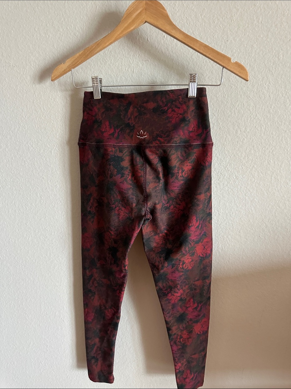 Beyond Yoga Spacedye Caught in the Midi Printed Leggings Red Black Print - Picture 6 of 9